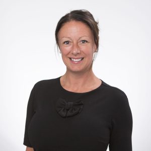Mme Julie Allyson