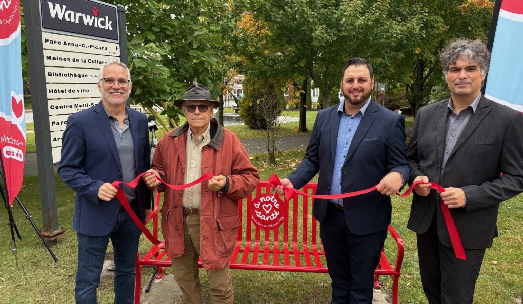 Un banc public installé à Warwick en hommage à feues Anne et Rolande Boulanger