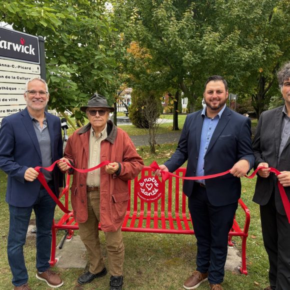 thumbnail_IMG_4902 Un banc public installé à Warwick en hommage à feues Anne et Rolande Boulanger